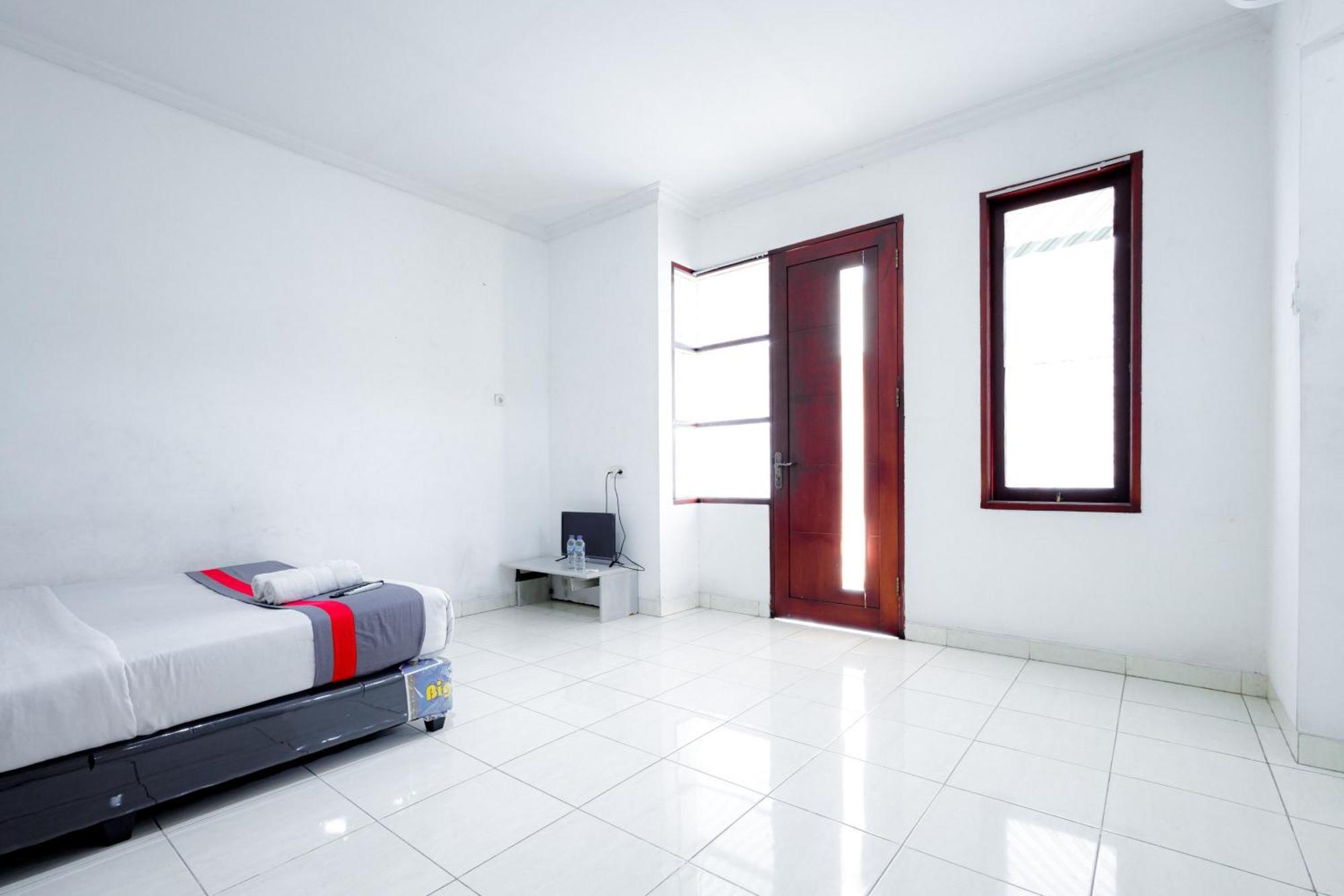 J&B Rooms Tomang Jakarta Mitra Reddoorz Bagian luar foto