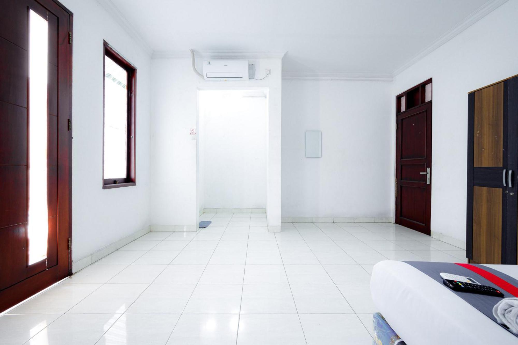 J&B Rooms Tomang Jakarta Mitra Reddoorz Bagian luar foto
