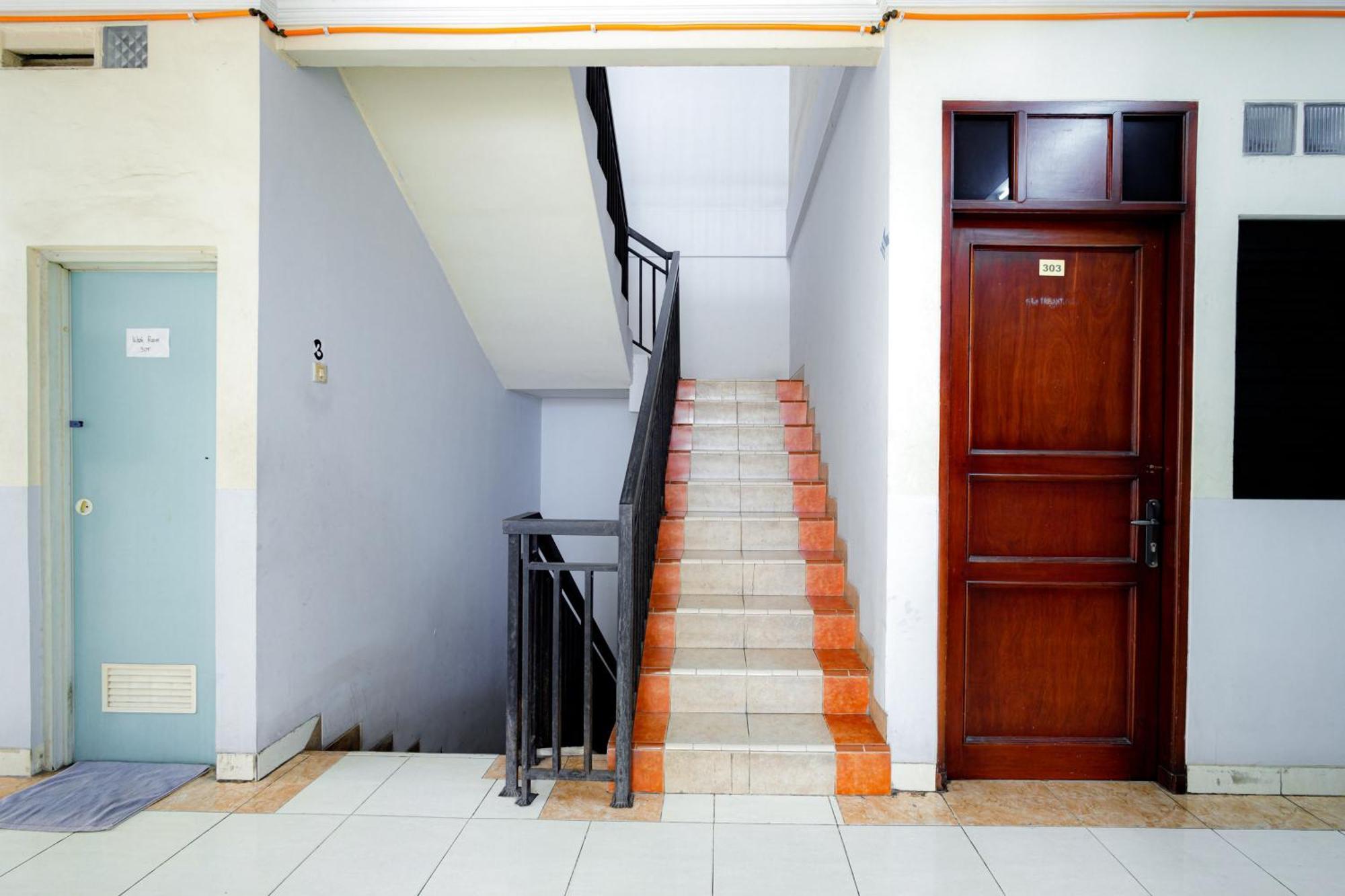 J&B Rooms Tomang Jakarta Mitra Reddoorz Bagian luar foto