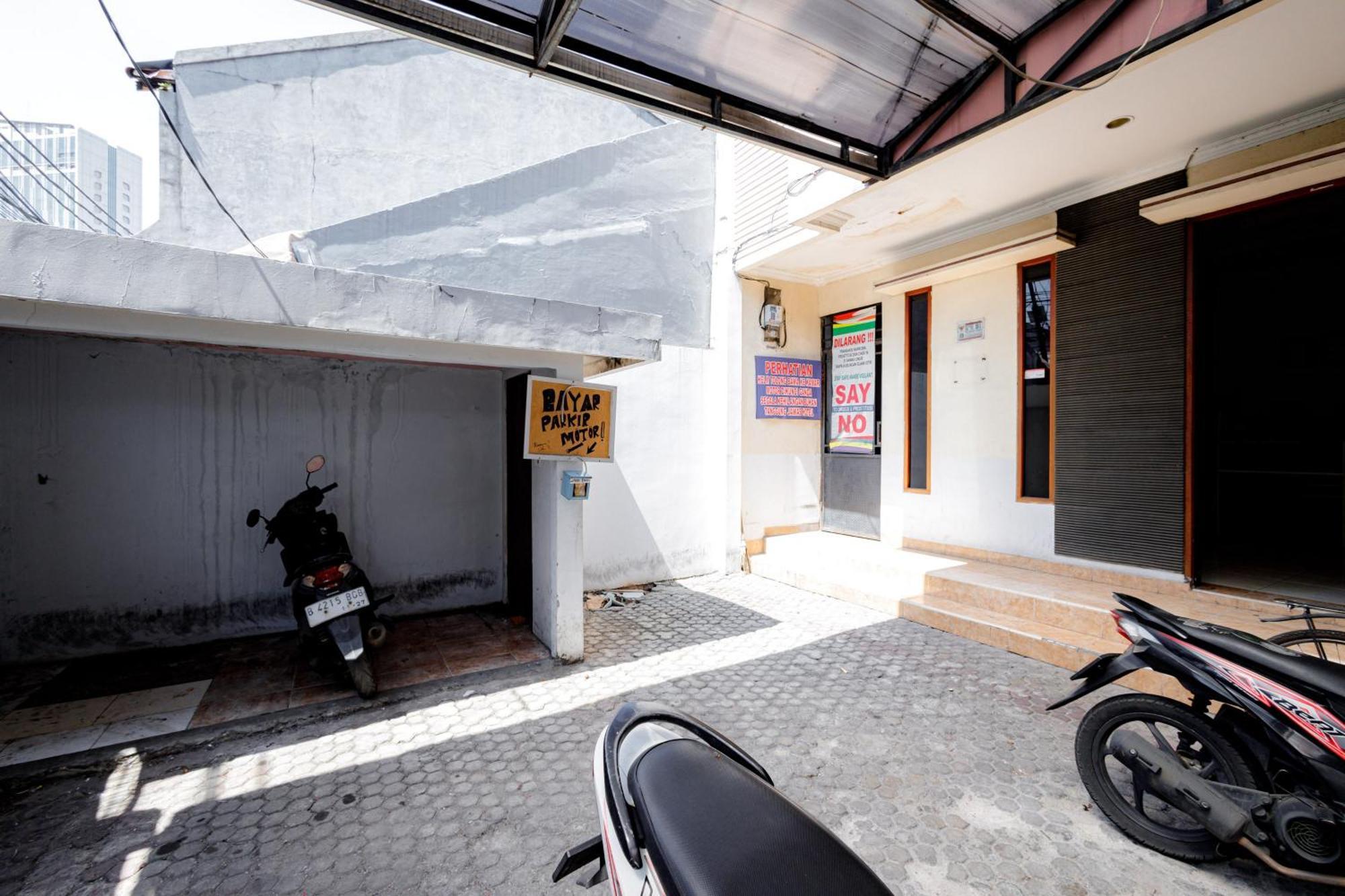 J&B Rooms Tomang Jakarta Mitra Reddoorz Bagian luar foto