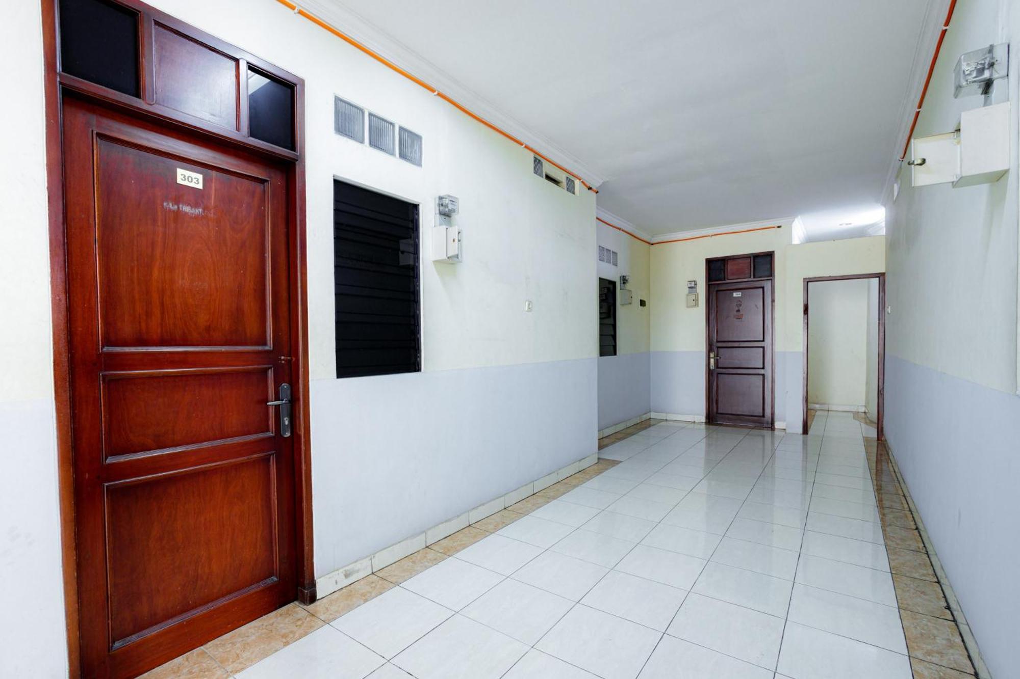 J&B Rooms Tomang Jakarta Mitra Reddoorz Bagian luar foto