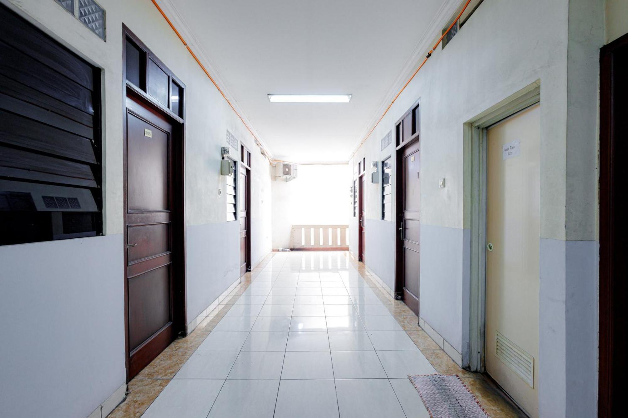 J&B Rooms Tomang Jakarta Mitra Reddoorz Bagian luar foto